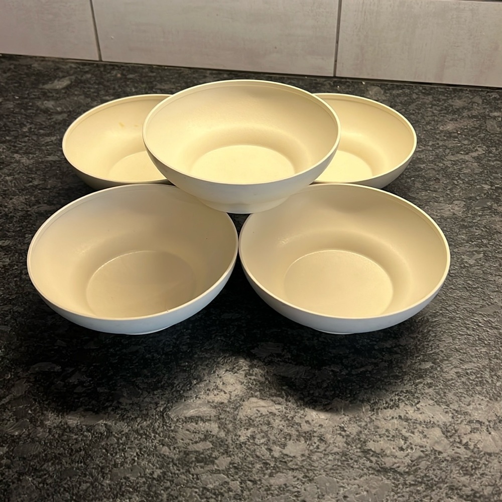 set of 5 vintage cereal bowls by Tupperware Very good condition Perfect for kids
